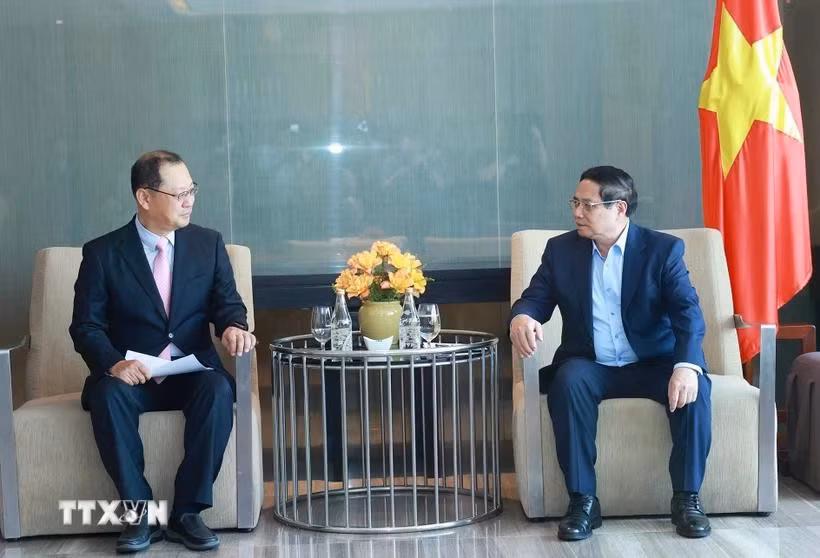 El primer ministro de Vietnam, Pham Minh Chinh (derecha) se reúne con representante de la Compañía Hyosung Vina (Fuente: VNA)