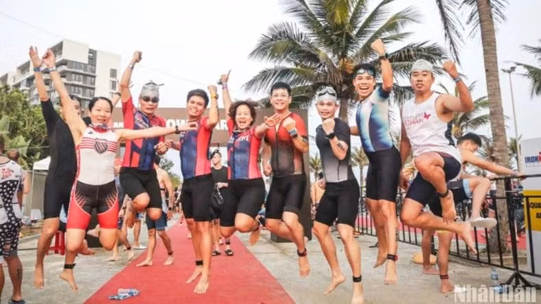 IRONMAN 70.3 Vietnam 2025 marca el décimo aniversario del IRONMAN en Vietnam (Foto: nhandan.vn)