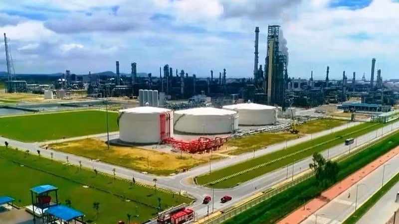 Una parte de la refinería y planta petroquímica de Nghi Son en la provincia de Thanh Hoa. (Foto: nhandan.vn)