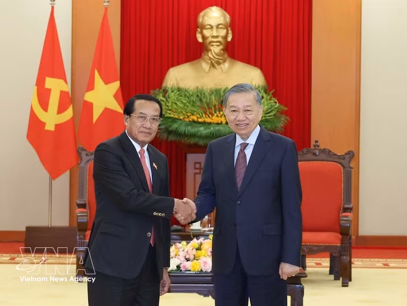 El secretario general del Partido Comunista de Vietnam (PCV) y presidente del país, Ta Lam, recibe a Vanhxay Phongsavanh, miembro del Buró Político y secretario del Comité Central del Partido Popular Revolucionario de Laos (Fuente: VNA)