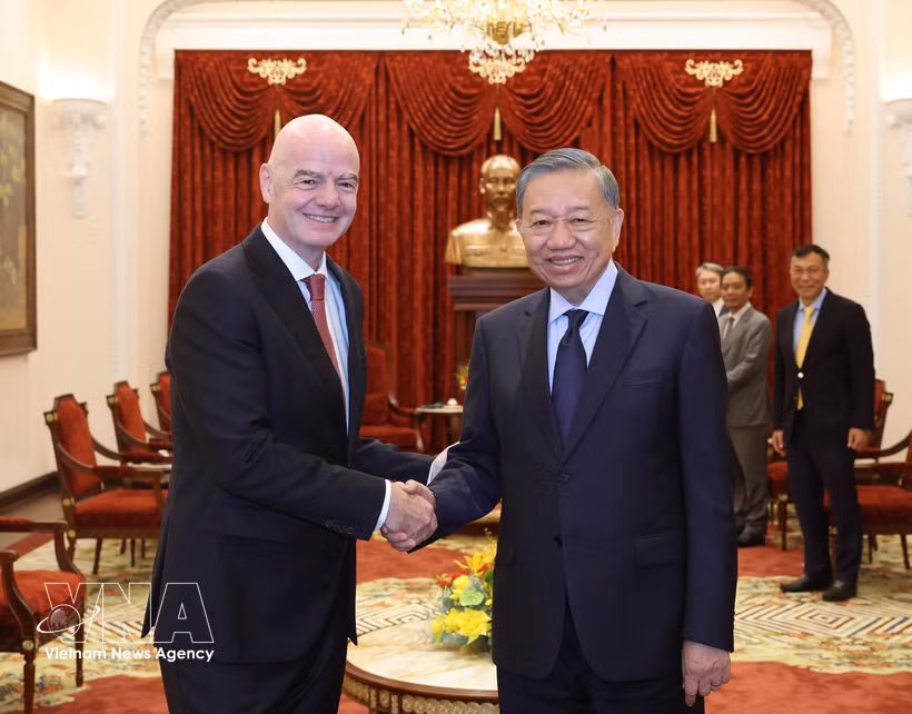 El secretario general del Partido Comunista de Vietnam y presidente del país, To Lam, recibe hoy en Hanoi al presidente de la FIFA, Gianni Infantino (Fuente: VNA)