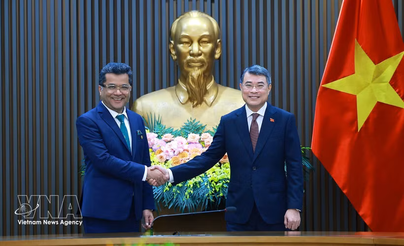 El primer ministro vietnamita Le Minh Hung recibe al ministro de Estado de Asuntos Exteriores de India, Pabitra Margherita (Fuente: VNA)