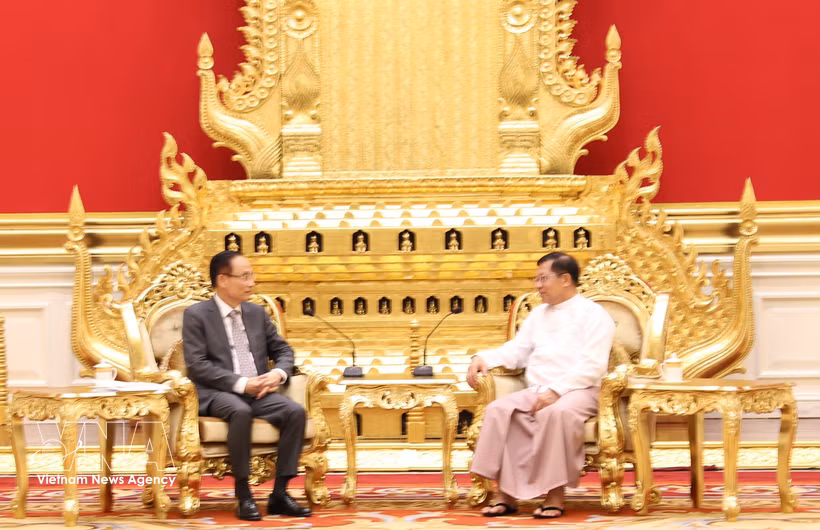 El canciller vietnamita, Le Hoai Trung, se reúne con el presidente de Myanmar, Min Aung Hlaing (Fuente: VNA)