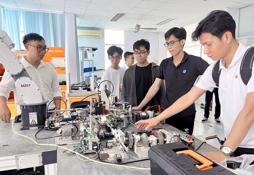 Los estudiantes practican investigaciones en el Centro de Formación del Parque de Alta Tecnología de Ciudad Ho Chi Minh (Fuente: VNA)