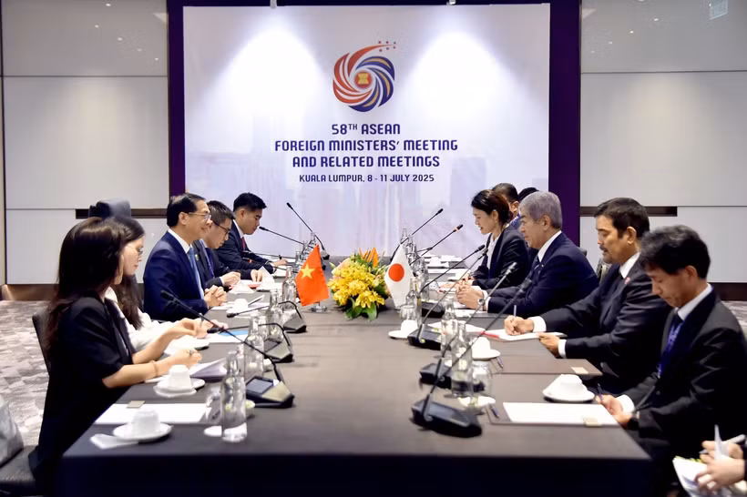 En el encuentro entre el viceprimer ministro y canciller de Vietnam, Bui Thanh Son, y el ministro de Relaciones Exteriores de Japón, Iwaya Takeshi (Fuente: VNA)