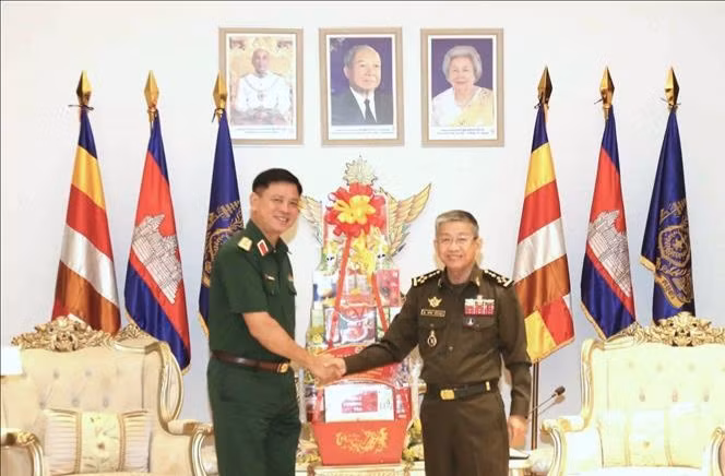 El teniente general Nguyen Truong Thang (izquierda) y el general Chay Saingyun, secretario de Estado del ministerio de Defensa Nacional de Camboya (Fuente: VNA)