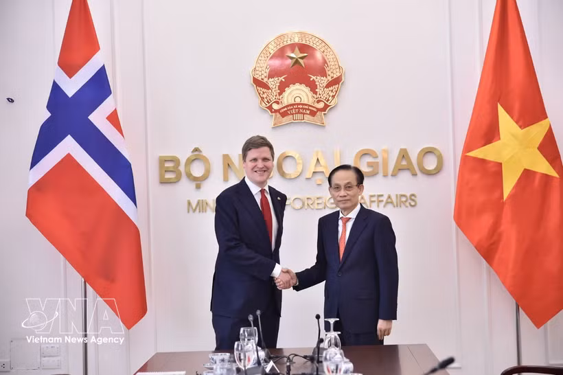El canciller de Vietnam, Le Hoai Trung, y el ministro de Desarrollo Internacional de Noruega, Asmund Aukrust (Fuente: Ministerio de Relaciones Exteriores)
