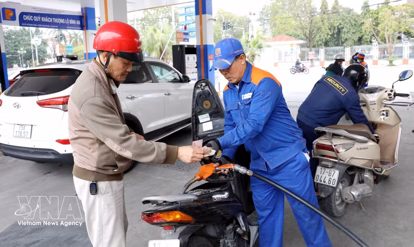 Clientes compran gasolina en una tienda de Petrolimex Hung Yen en la provincia de Hung Yen. Foto: VNA
