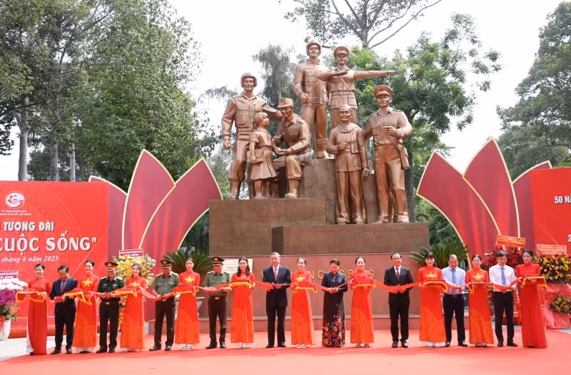 El evento cuenta con la asistencia del secretario general del Partido Comunista de Vietnam, To Lam; el general Luong Tam Quang, ministro de Seguridad Pública; y el secretario del Comité partidista municipal, Nguyen Van Nen (Fuente: VNA)