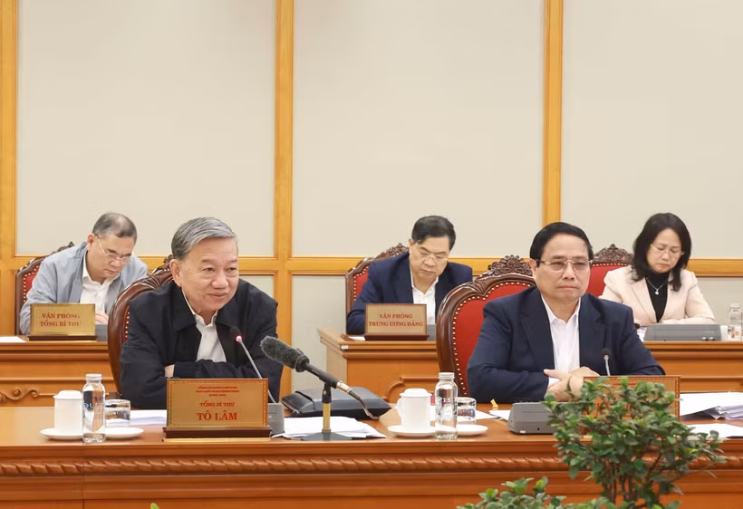 El secretario general del Partido Comunista de Vietnam (PCV) , To Lam (izquierda) preside la reunión (Fuente: VNA)