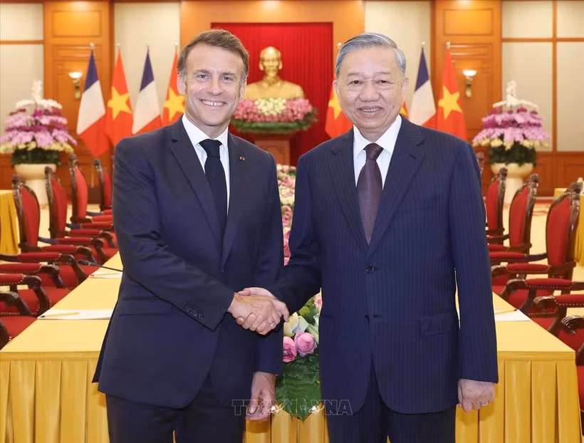 El secretario general del PCV, To Lam (derecha) y el presidente francés, Emmanuel Macron (Fuente: VNA)