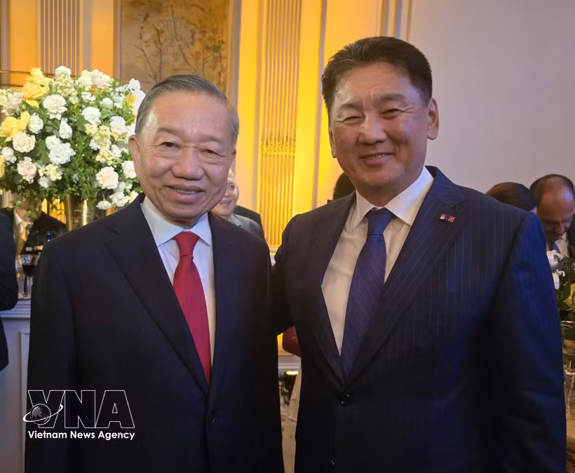 El secretario general del Partido Comunista de Vietnam y presidente del Estado, To Lam, y el presidente de Mongolia, Ukhnaagiin Khürelsükh (Fuente: VNA)
