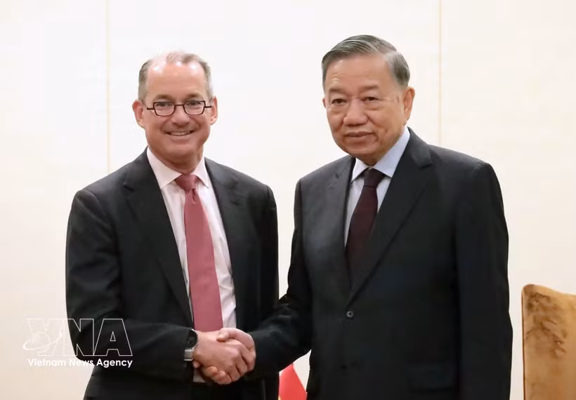 El líder vietnamita To Lam recibe a Robert (Bobby) Thomson, vicepresidente sénior y jefe de relaciones gubernamentales globales de VISA Corporation. Foto: VNA