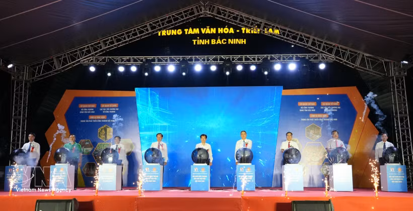 Los delegados realizan la ceremonia de apertura de la Feria Comercial de la Región Norte de 2026. Foto: VNA