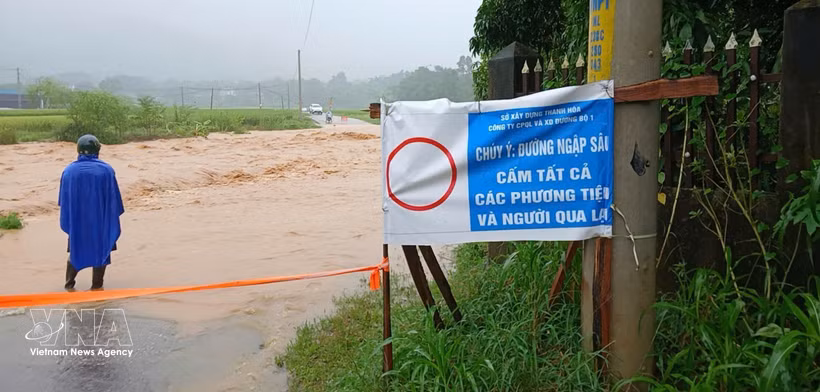 Un tramo de carretera profundamente inundado en la región montañosa de la provincia de Thanh Hoa. Foto: VNA