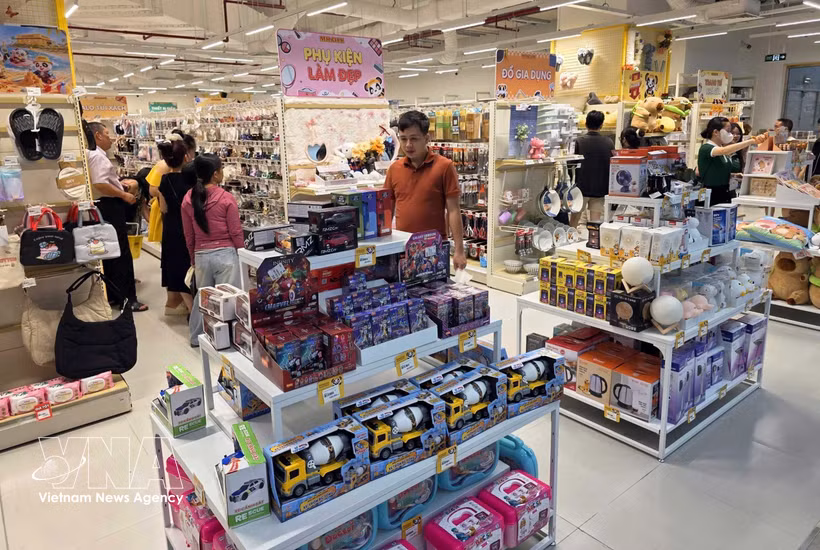 Los supermercados de Da Nang siempre cuentan con un amplio surtido de productos para satisfacer las necesidades de compra de los consumidores, impulsando así el desarrollo económico de la ciudad. (Foto: VNA)