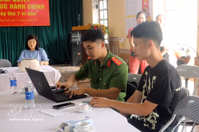 Agentes de policía del barrio de Ly Thuong Kiet, provincia de Ninh Binh, orientan a los residentes sobre el uso de la aplicación VNeID en sus teléfonos inteligentes, el registro y la activación de sus cuentas de identidad electrónica. (Foto: VNA)