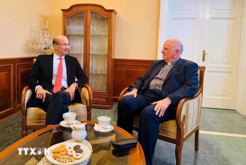 El embajador de Vietnam en Hungría, Bui Le Thai (izquierda) se reune el con el nuncio apostólico en Hungría, Michael W. Banach