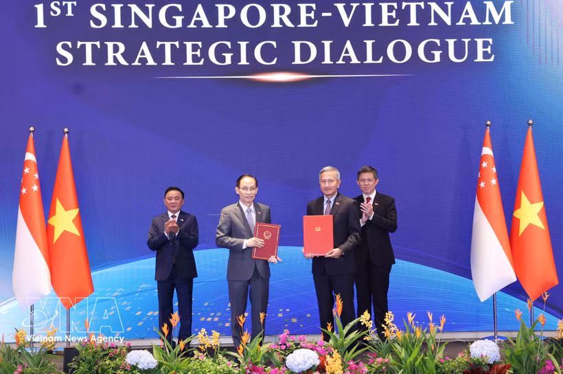 El canciller de Vietnam, Le Hoai Trung, y el ministro de Asuntos Exteriores de Singapur, Vivian Balakrishnan, intercambian la Declaración Conjunta sobre la Estrategia de Conectividad Tecnológica entre Vietnam y Singapur. (Foto: VNA)
