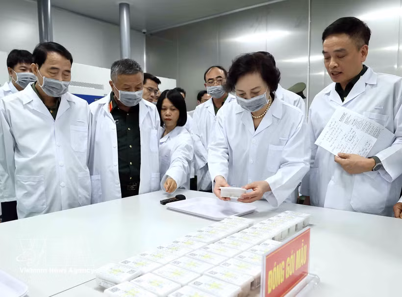 La viceprimera ministra Pham Thi Thanh Tra inspecciona muestras biológicas de restos de soldados caídos, que se empaquetan rigurosamente según las normas nacionales. Foto: VNA
