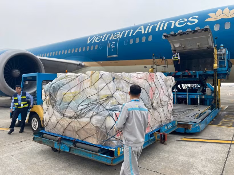 Vietnam Airlines opera un vuelo especial con casi 30 toneladas de suministros de socorro hacia Myanmar (Fuente: VNA)