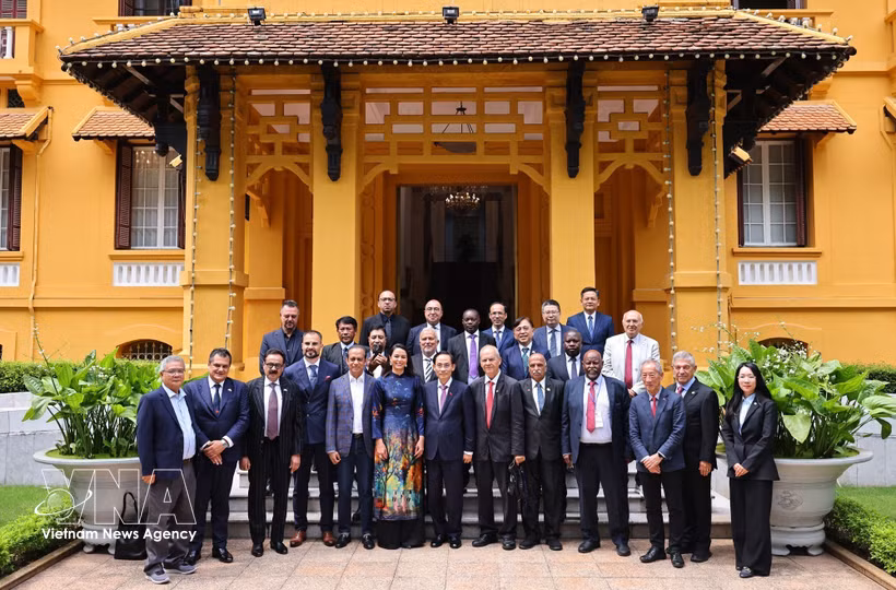 El canciller vietnamita, Le Hoai Trung, y los cónsules honorarios (Fuente: VNA)