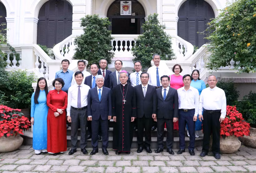 ELa delegación del Frente de la Patria de Vietnam (FPV) visita a la Arquidiócesis de Ciudad Ho Chi Minh con motivo de la Navidad y el Año Nuevo 2024 (Fuente: VNA)
