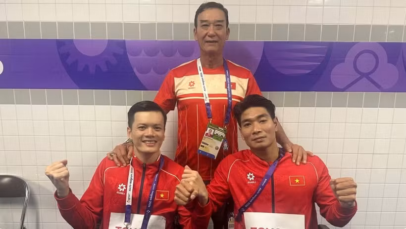 El entrenador Dang Vien, junto con Le Tien Dat y Do Thanh Hai, tras realizar sus rutinas. Foto: Nhandan.vn