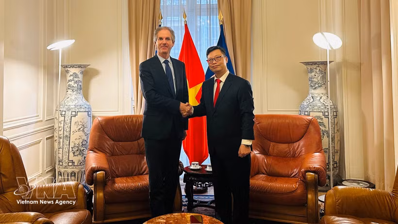 El embajador de Vietnam en Francia, Trinh Duc Hai, posa para una foto con Benoit Clocheret (tercero desde la izquierda), vicepresidente de MEDEF International (Fuente: VNA)