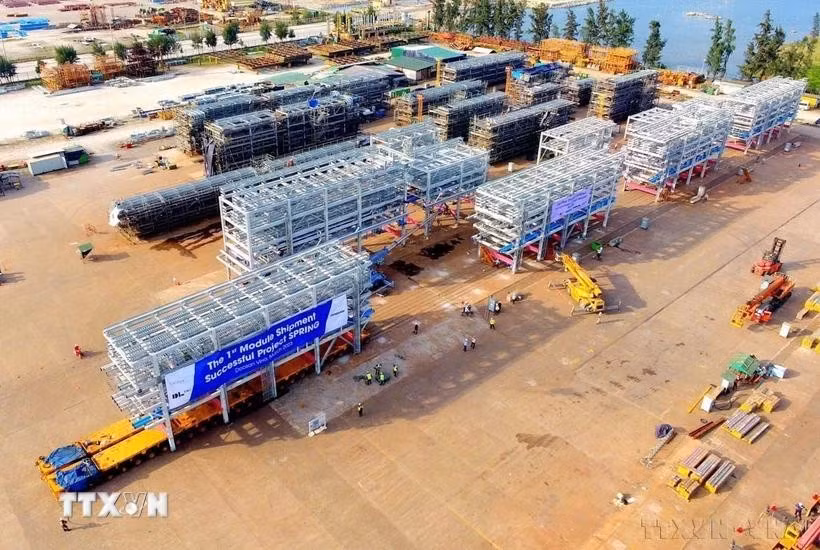 La empresa Doosan Vina exportó a Singapur un cargamento de mil 200 toneladas de módulos desde la Zona Económica de Dung Quat, cen la provincia de Quang Ngai. (Foto: VNA)
