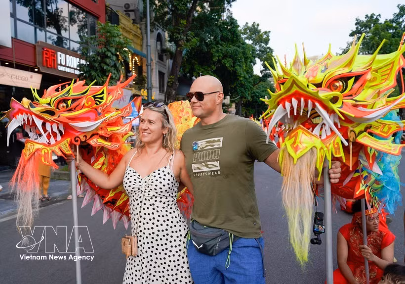 El festival callejero "Colores de los Cinco Continentes" tuvo lugar en la calle peatonal del lago Hoan Kiem, atrayendo a un gran número de lugareños y visitantes internacionales. (Foto: VNA)