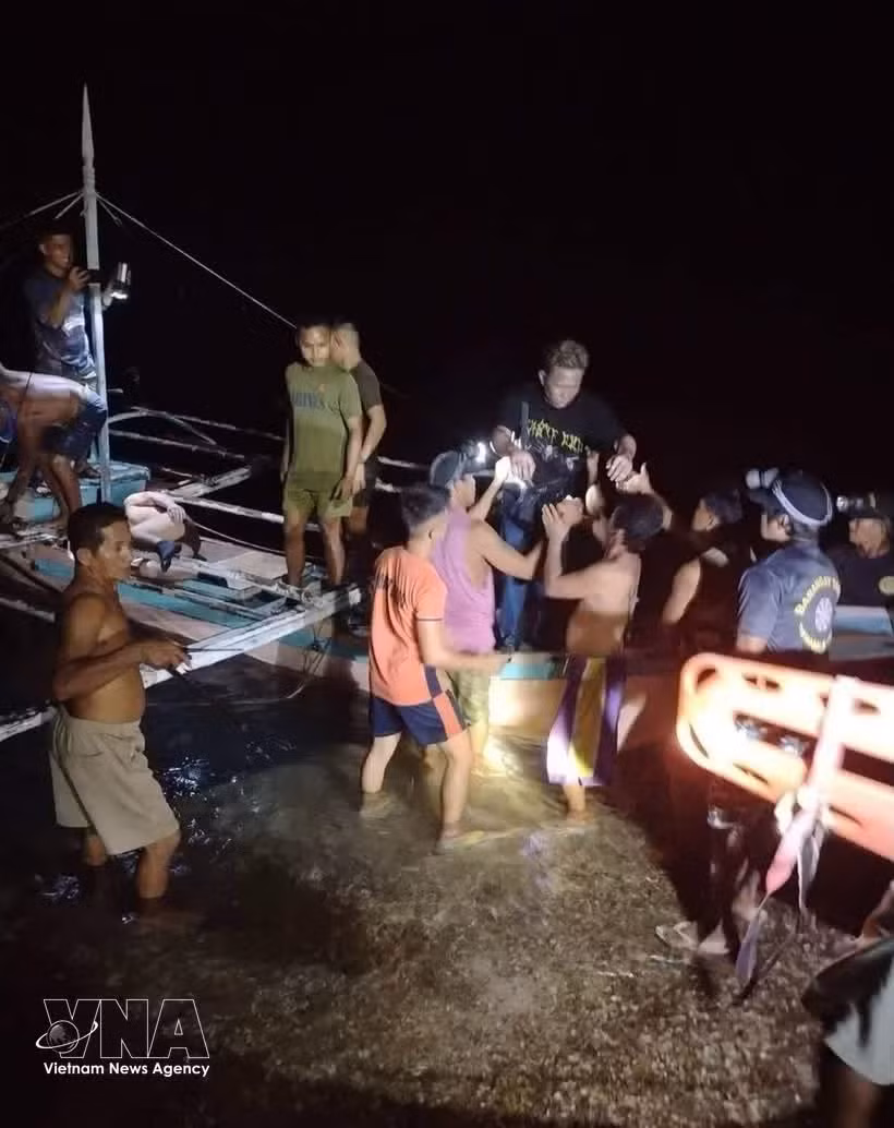 Varias personas se suman a las labores de rescate tras el incendio de un ferry frente a la costa de la provincia filipina de Palawan el 9 de septiembre de 2026. (Foto: Xinhua/VNA)
