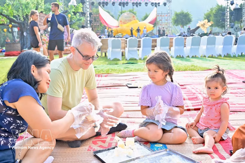 Turistas internacionales participan con entusiasmo en las actividades relacionadas con el Festival del Medio Otoño. (Foto: VNA)