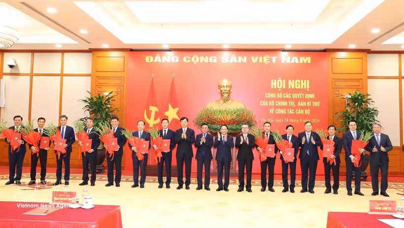 El miembro del Buró Político y permanente del Secretariado del Comité Central del Partido Comunista de Vietnam, Tran Cam Tu, felicita a sus colegas por sus nuevos nombramientos. Foto: VNA