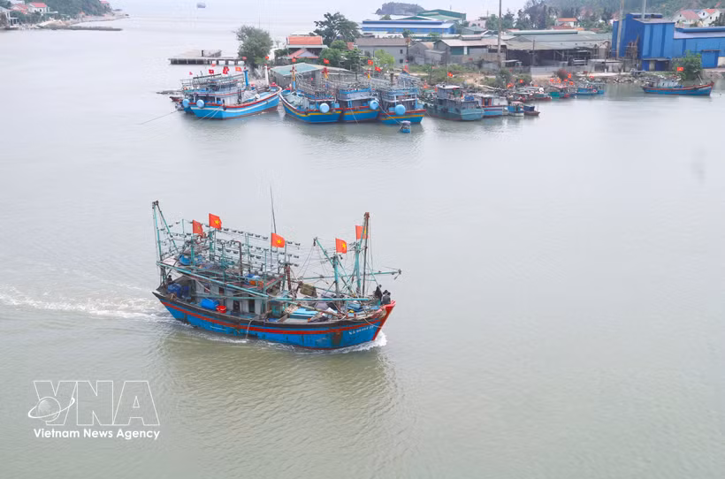 Un gran buque pesquero está entrando en el estuario de Lach Quen (comuna de Quynh Phu, provincia de Nghe An). Foto: VNA