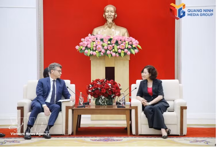 La vicepresidenta del Comité Popular de la ciudad de Quang Ninh, Vu Thi Mai Anh, y Jonathan Wallace Baker, jefe de la Representación de la UNESCO en Vietnam (Foto:baoquangninh.vn)