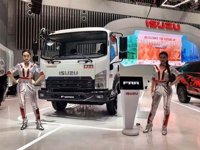 Un nuevo modelo de camión en el Salón del Automóvil de Vietnam en octubre de 2024. (Foto: VNA)