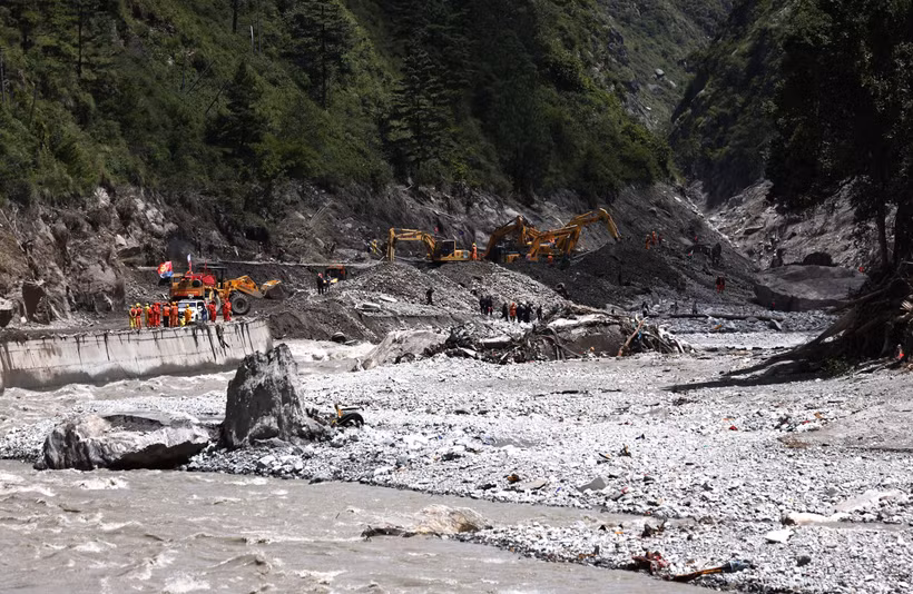 Se están llevando a cabo operaciones de rescate en la zona del deslizamiento de tierra en el condado de Jilong, Región Autónoma del Tíbet, China. (Foto: Xinhua/VNA)