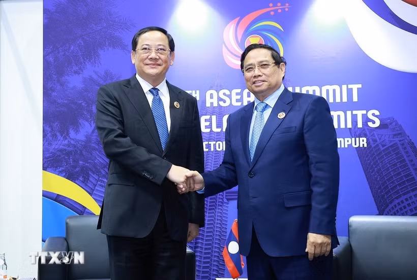 En el encuentro entre el primer ministro laosiano, Sonexay Siphandone y el premier vietnamita, Pham Minh Chinh (Fuente: VNA)
