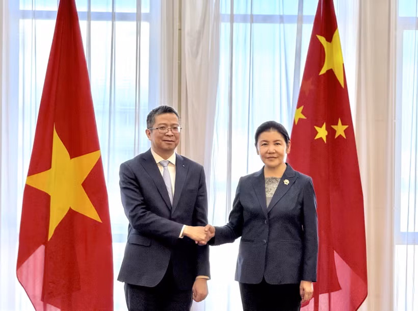 El embajador de Vietnam en Beijing, Pham Thanh Binh y la ministra de Justicia de China, He Rong (Fuente: VNA)