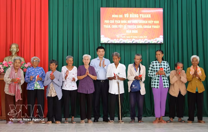 El vicepresidente de la Asamblea Nacional, Vu Hong Thanh, entrega regalos a personas camboyanas desfavorecidas en la comuna de Tan Thanh, Can Tho. Foto: VNA