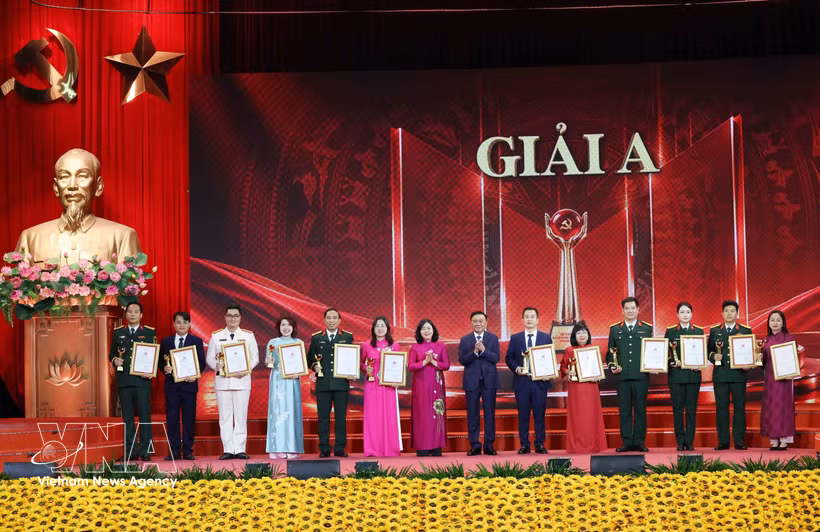 Tran Cam Tu, miembro del Buró Político y permanente del Secretariado del Comité Central del Partido Comunista de Vietnam, y Bui Thi Minh Hoai, presidenta del Comité Central del Frente de la Patria de Vietnam, entregaron el Premio A a los autores y grupos de autores. (Foto: VNA)