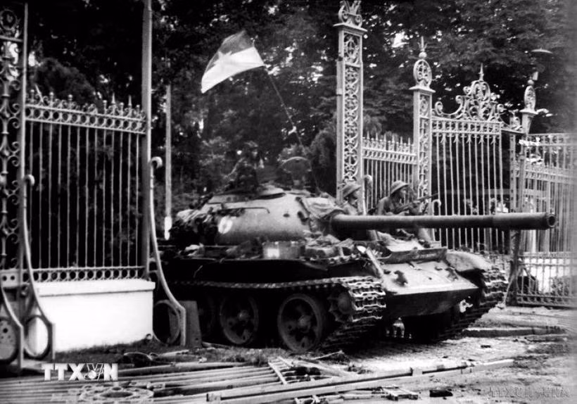 La foto titulada "El tanque del Ejército de Liberación entra al Palacio de Independencia al mediodía del 30 de abril de 1975"(Fuente: VNA)