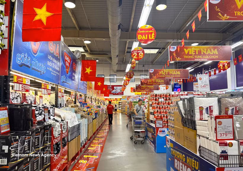 El supermercado MM Mega Market An Phu en Ciudad Ho Chi Minh está brillantemente decorado para el Día Nacional. Foto: VNA