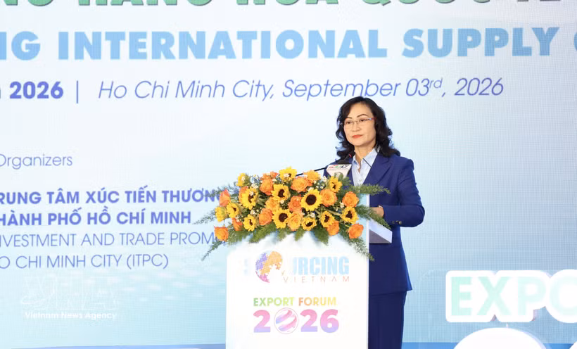 Phan Thi Thang, viceministra de Industria y Comercio, pronuncia el discurso de apertura en Viet Nam International Sourcing 2026. Foto: VNA