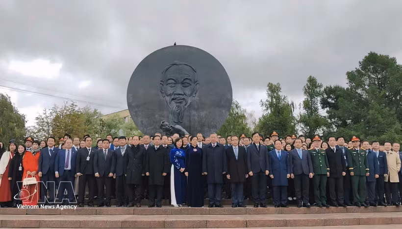El secretario general del Partido y presidente de Vietnam, To Lam, y su esposa, junto con la delegación de alto nivel que lo acompaña, depositó hoy ofrendas florales ante el monumento al Presidente Ho Chi Minh, en Moscú (Fuente: VNA)