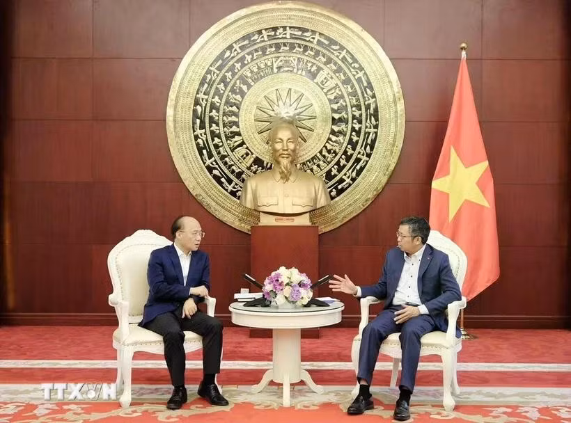 El embajador vietnamita en Beijing, Pham Thanh Binh, recibe a Liao Pinhu (Fuente: VNA)