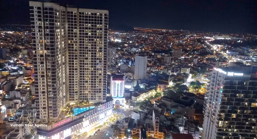 La ciudad de Nha Trang se ilumina por la noche gracias a proyectos de viviendas comerciales y turismo. Foto: VNA