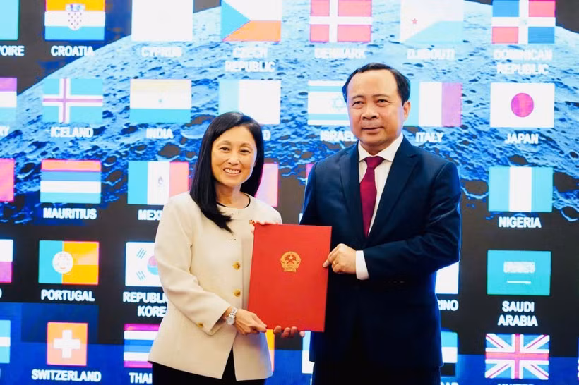 El ministro de Ciencia y Tecnología, Vu Hai Quan, recibe documentos de manos de la embajadora de Estados Unidos en Vietnam, Jennifer Wicks. Foto: Ministerio de Ciencia y Tecnología