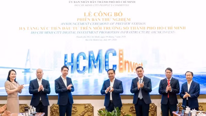 Líderes de la ciudad de Ho Chi Minh, el Departamento de Promoción Comercial y los delegados llevaron a cabo la ceremonia para anunciar la versión piloto de la HCMCInvest. Foto: nhandan.vn